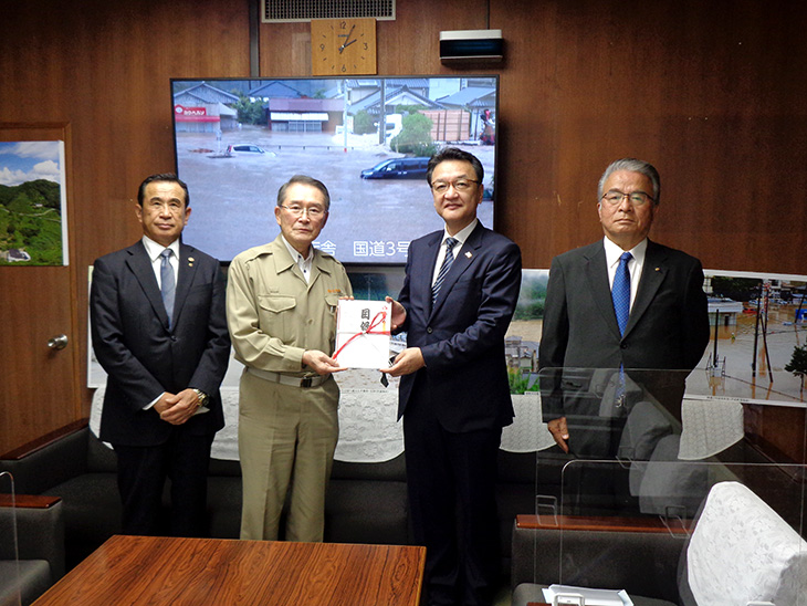 芦北町へ令和2年7月豪雨災害見舞金寄贈（熊本平成RC)